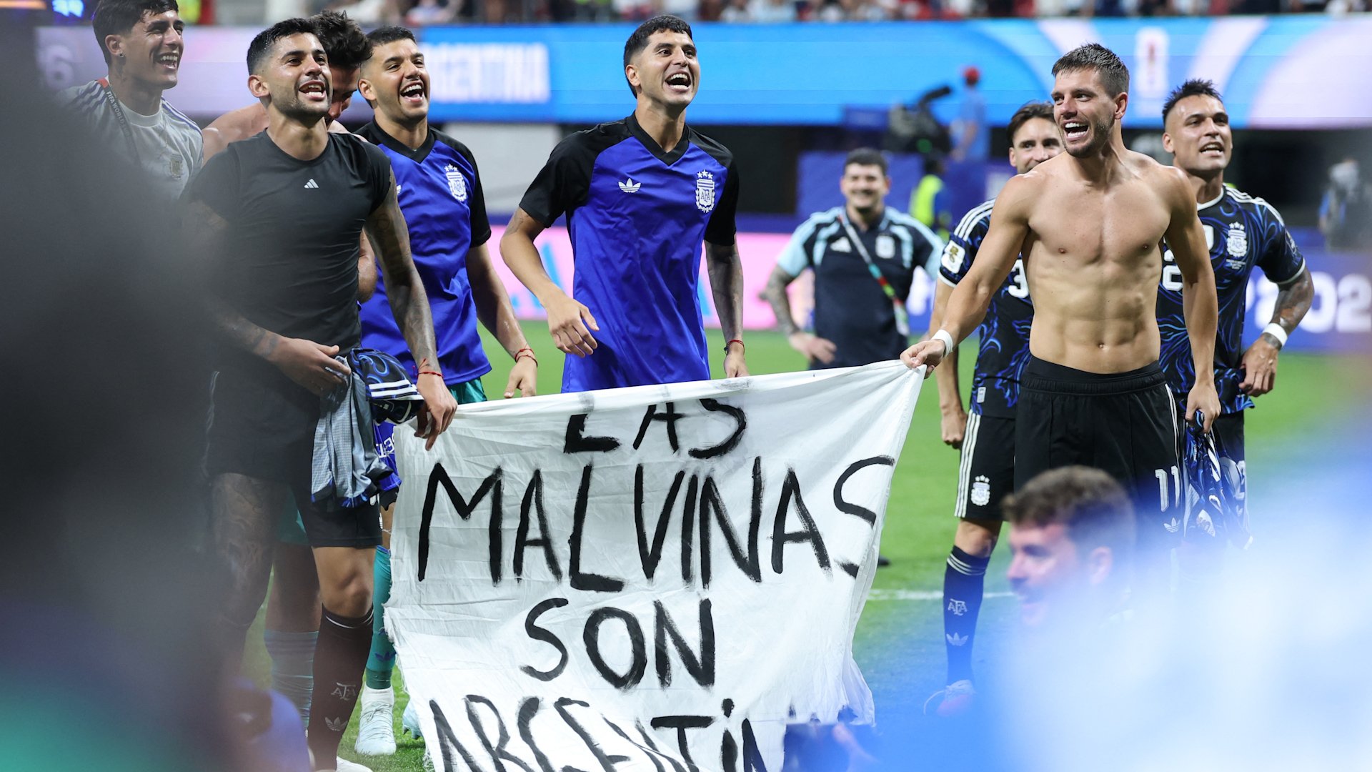 Video thumbnail for Argentina's Falklands banner sparks controversy at World Cup