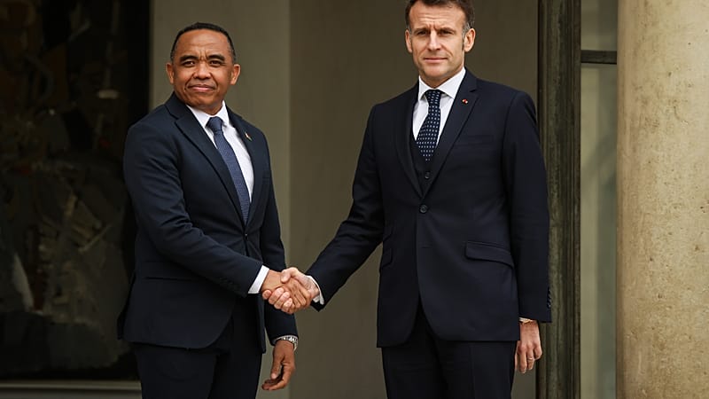 Video thumbnail for President of Madagascar visits his French counterpart in Paris