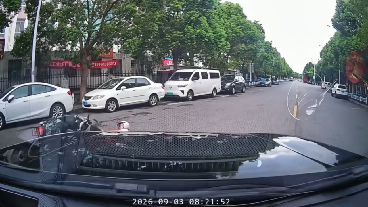 Video thumbnail for E-scooter and Car Collide at Jiangsu Intersection
