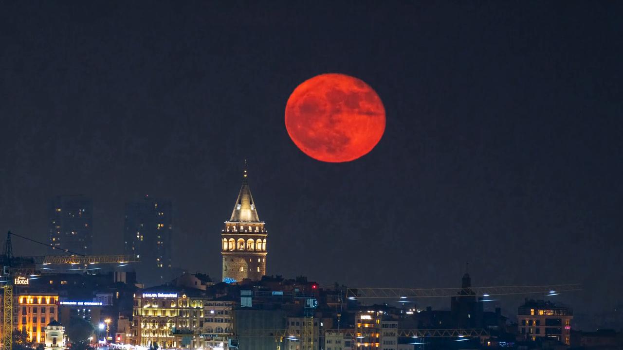 Video thumbnail for Türkiye: TIME-LAPSE: 'Blue Moon' illuminates Istanbul’s historic Galata Tower.