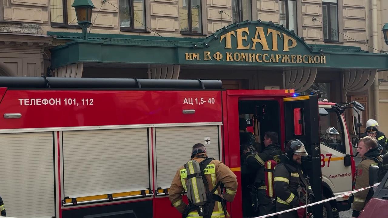 Video thumbnail for Russia: Fire at Komissarzhevskaya Theatre in St Petersburg.