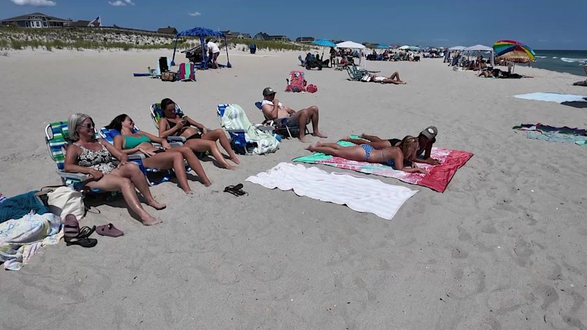 Video thumbnail for Vacationers, shop owners look forward to rare rain-free weekend at the Jersey Shore