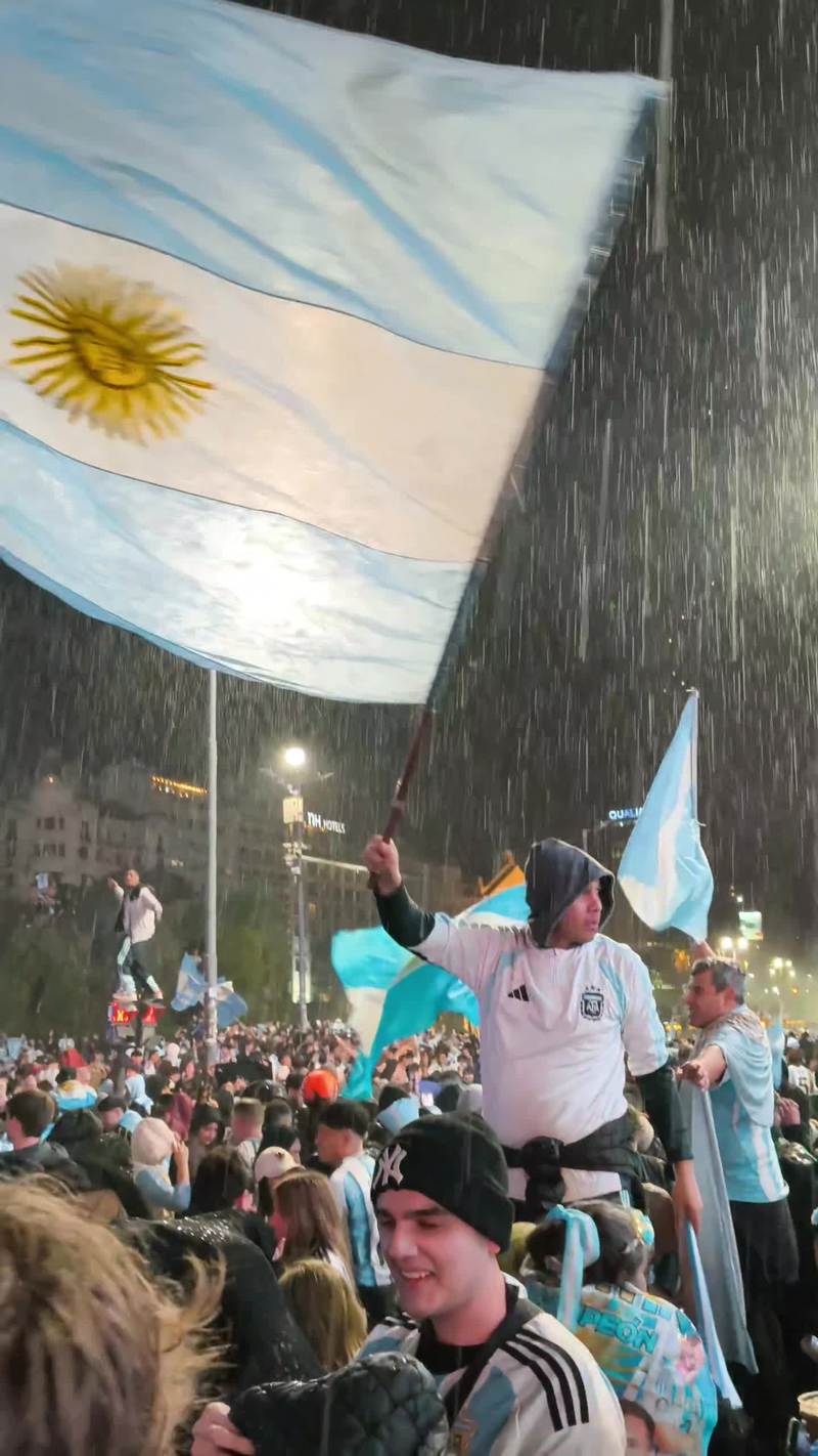 Video thumbnail for Argentine Fans Celebrating in the Rain at the Obelisk