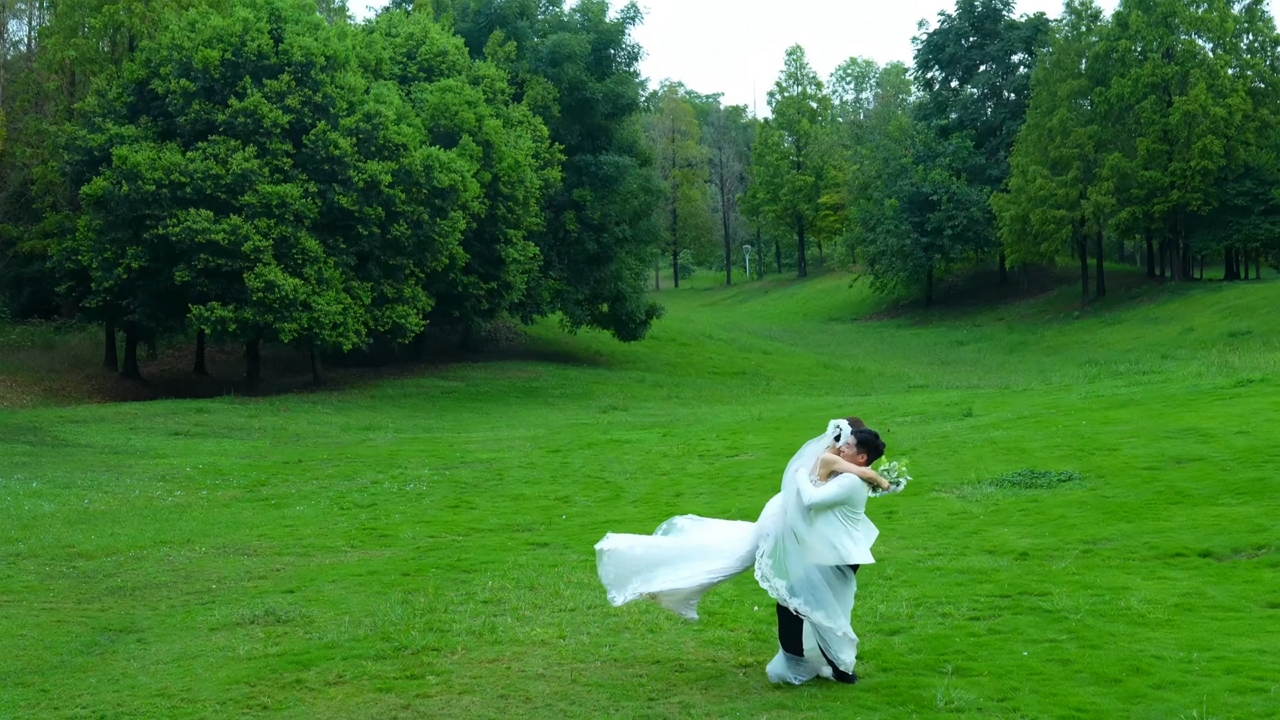 Video thumbnail for Groom Trips Carrying Bride During Wedding Photoshoot in Sichuan