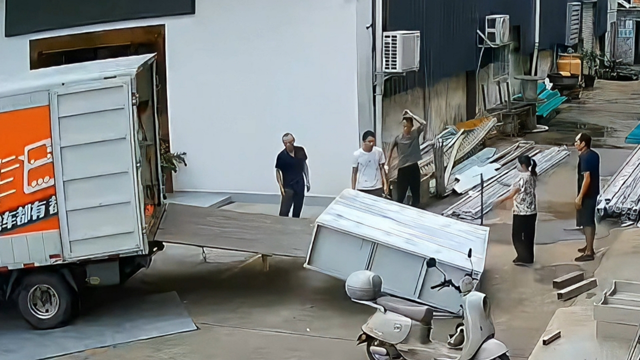 Video thumbnail for Truck Tailgate Collapses While Loading Heavy Cabinet in Beijing