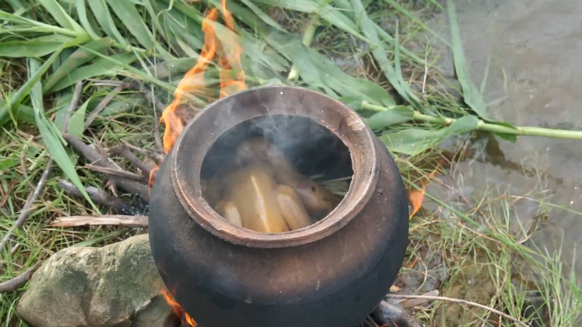 Video thumbnail for Primitive Technology Kmeng Prey Cooking Chicken In Clay Pot