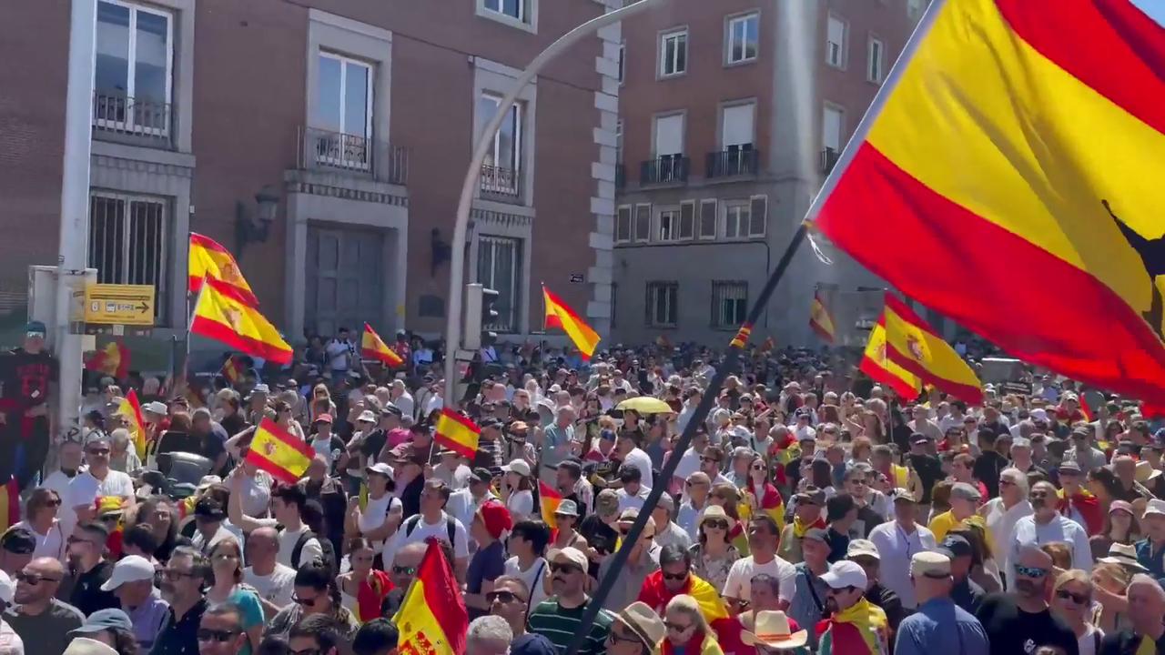 Video thumbnail for Spain: Thousands March Through Madrid As Riot Police Move To Block Protesters Near Moncloa.