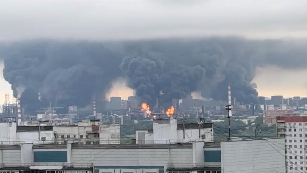 Video thumbnail for Russia bans oil exports as Ukraine strikes cause fuel shortages