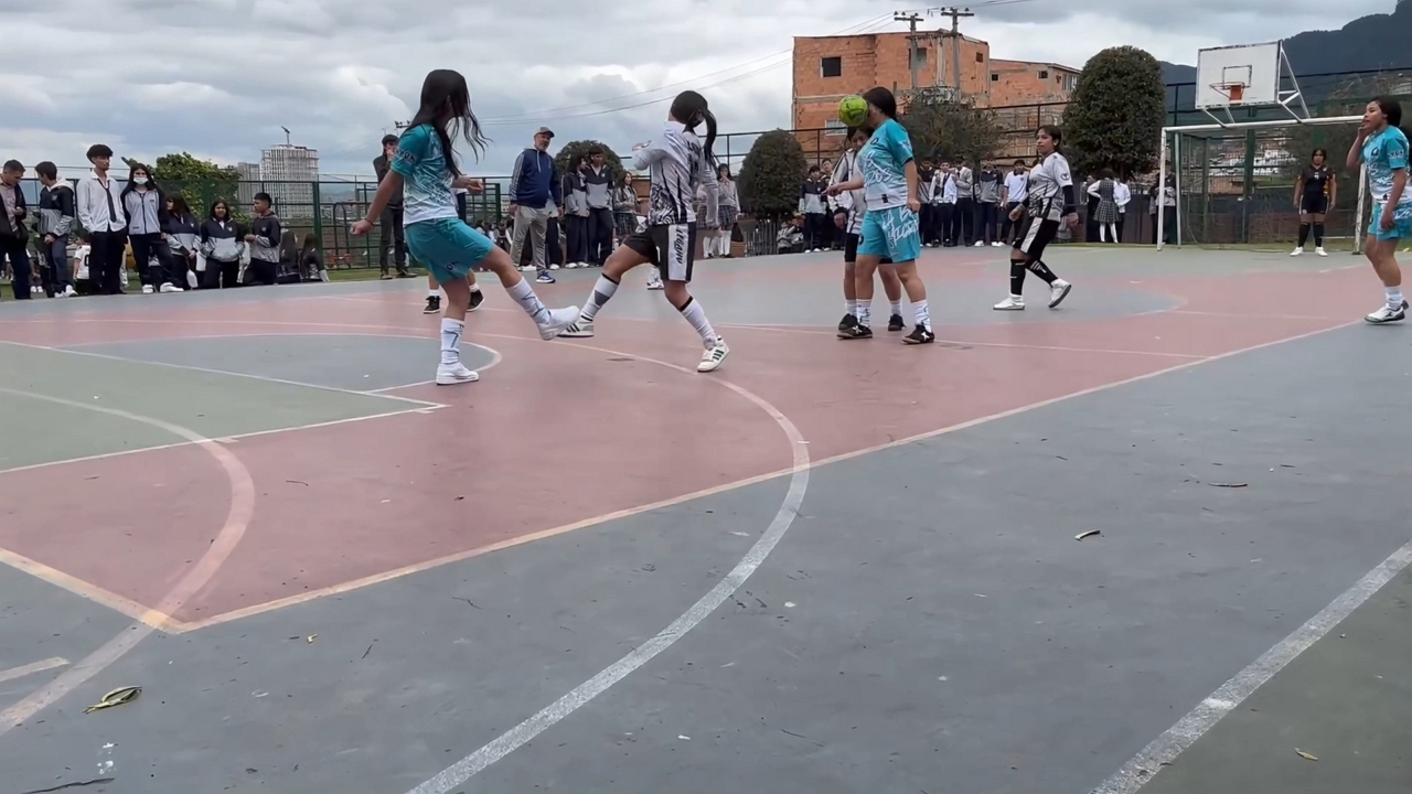 Video thumbnail for Futsal Ball Hits Player in the Face During Game in Bogotá