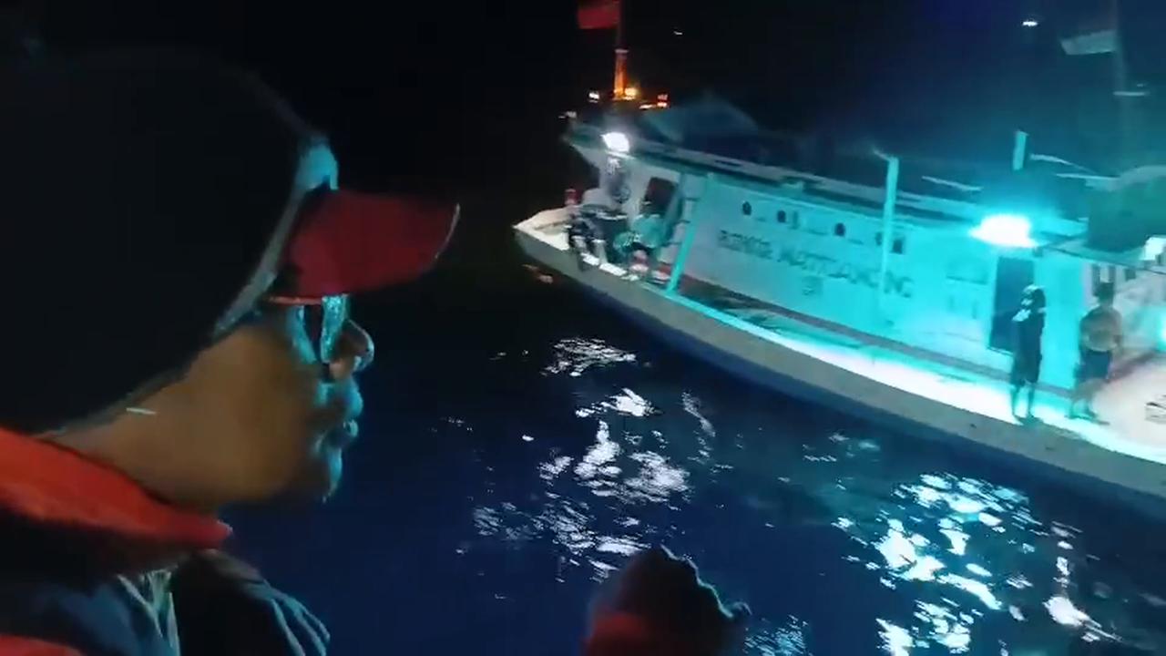 Video thumbnail for Indonesia: 5 survivors of sunken Indonesian boat found after 4 days at sea.