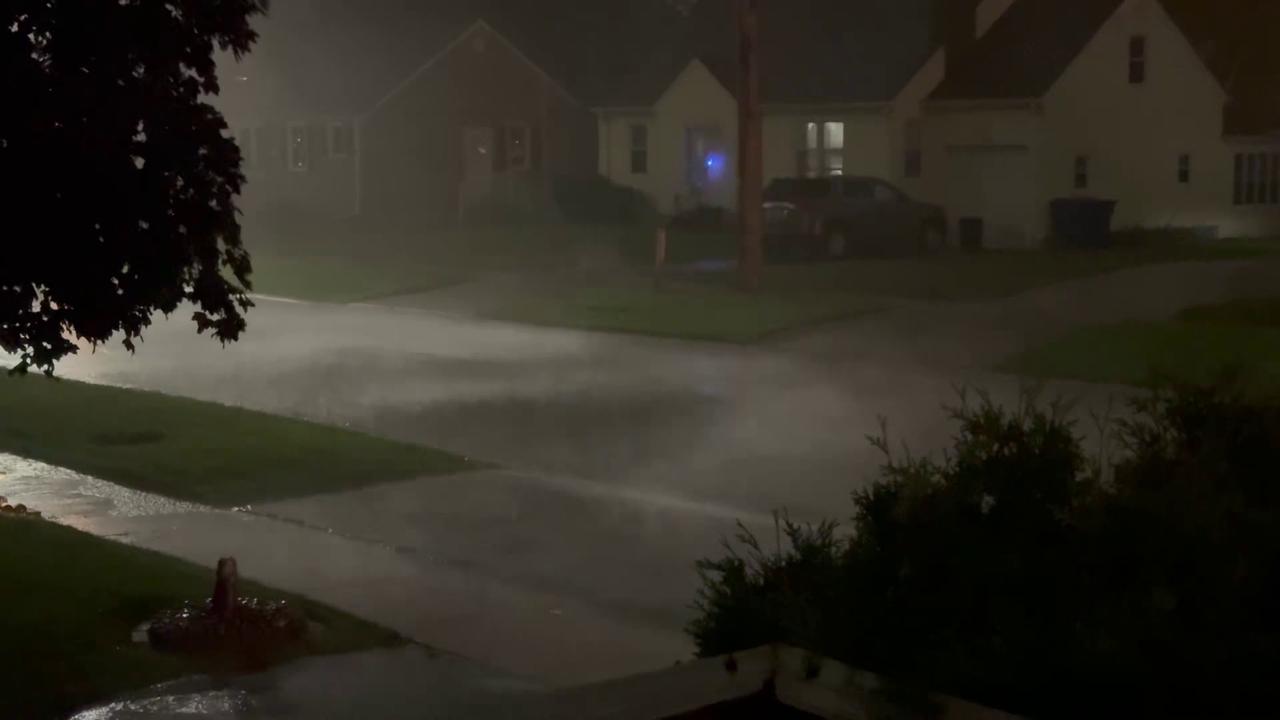 Video thumbnail for US: Thunderstorm Brings Heavy Rain and Strong Winds to Highland, IN.