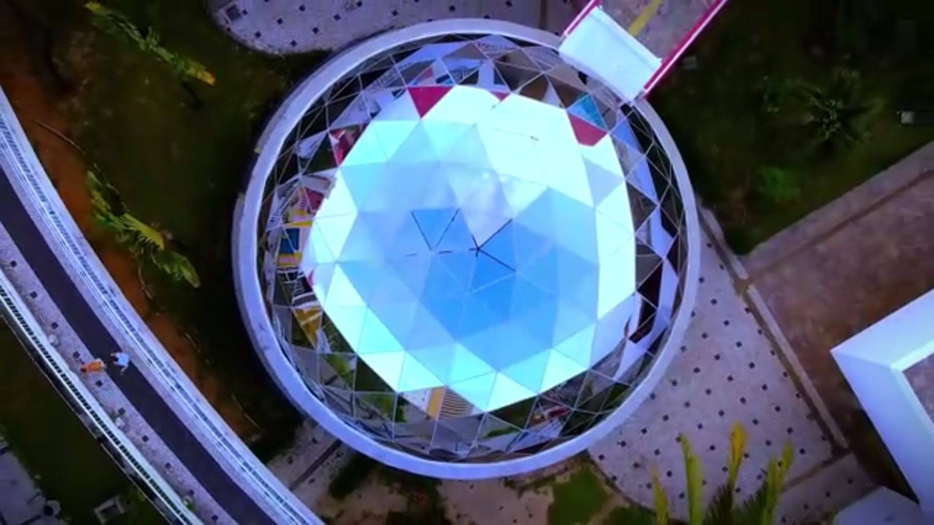 Video thumbnail for Trescientas personas miraban a mi esposo levantar un micrófono y convertirme en el chiste de la noche. "Empecemos la subasta en veinte dólares"