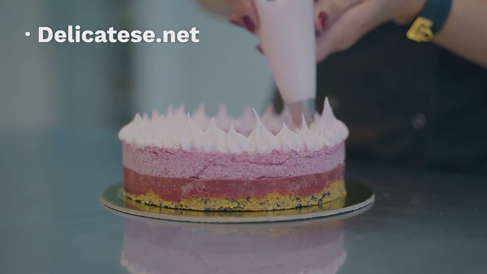 Video thumbnail for Descoperă rețeta delicioasă a prăjiturii cu trei umpluturi, o minunăție care va cuceri toate gusturile și va fi mâncată pe nerăsuflate!