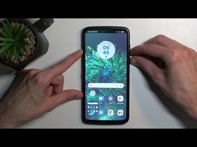 Video thumbnail for MOTOROLA Razr 2022 - How To Take Screenshots