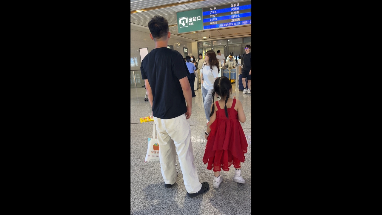 Video thumbnail for Father and Daughter Mistake Author for Arriving Traveler at Henan Station