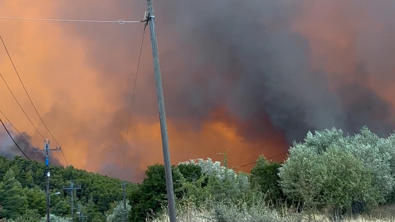 Video thumbnail for Greece: Wildfires force evacuations in Greece as blazes burn near Athens (2).