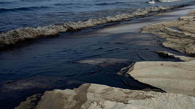 Video thumbnail for Oil slick from Strait of Hormuz reaches UAE's northern coast