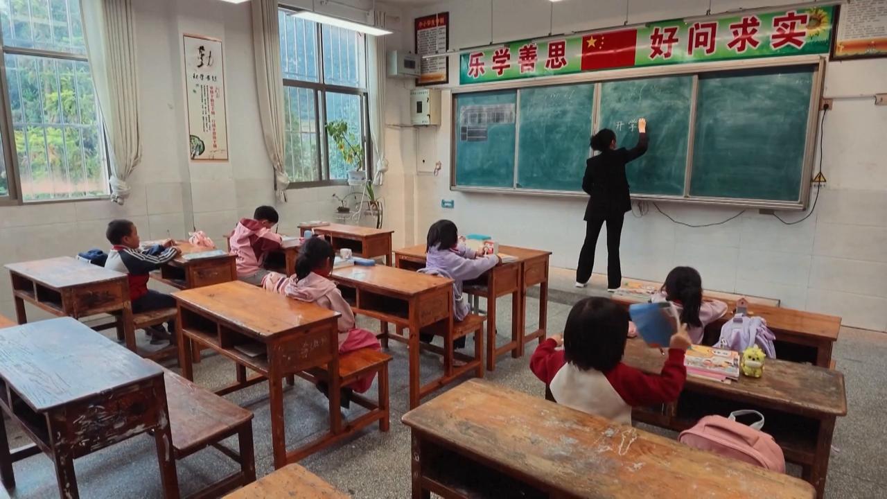 Video thumbnail for China: Towering cliffside elevator transforms morning commute for rural school students.