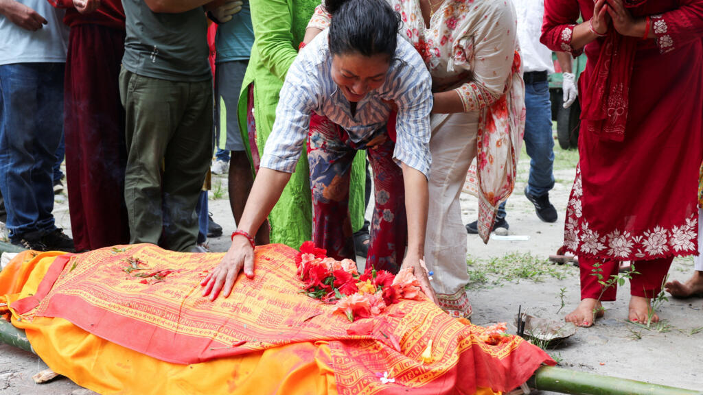 Video thumbnail for Nepal starts burying its dead as search for over 4,200 missing continues