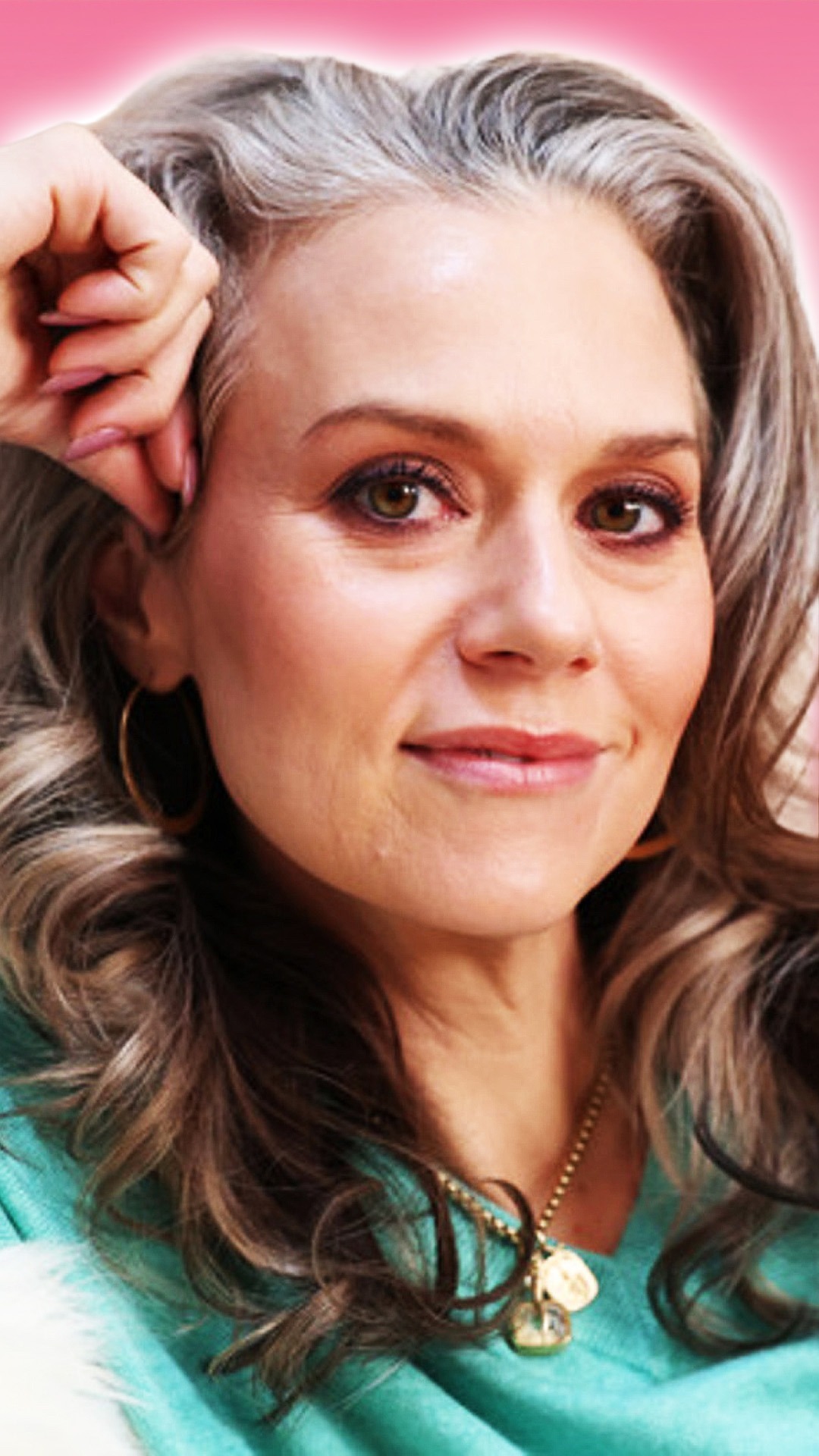 Video thumbnail for Former Hallmark Star Hilarie Burton Proves Transitioning To Gray Hair Doesn't Have To Be Boring