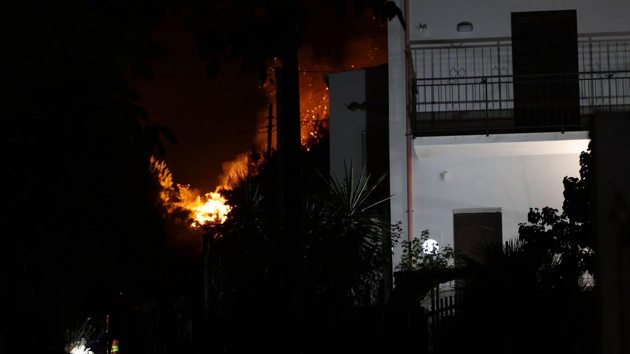 Video thumbnail for Italy: Wildfire threatens homes near Palermo as wind-driven flames spread through western Sicily.