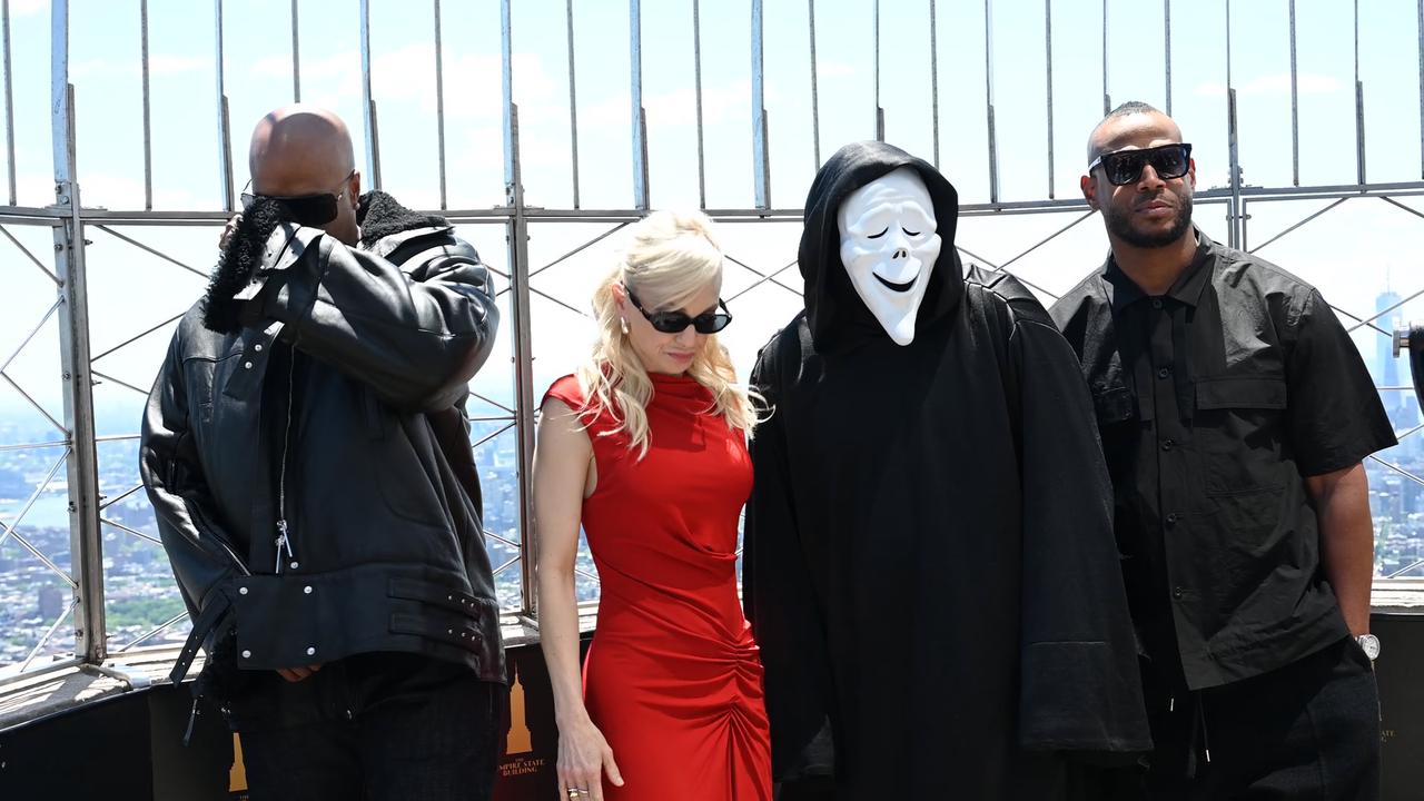 Video thumbnail for NY: Marlon Wayans, Shawn Wayans and Anna Faris Visit The Empire State Building 5.