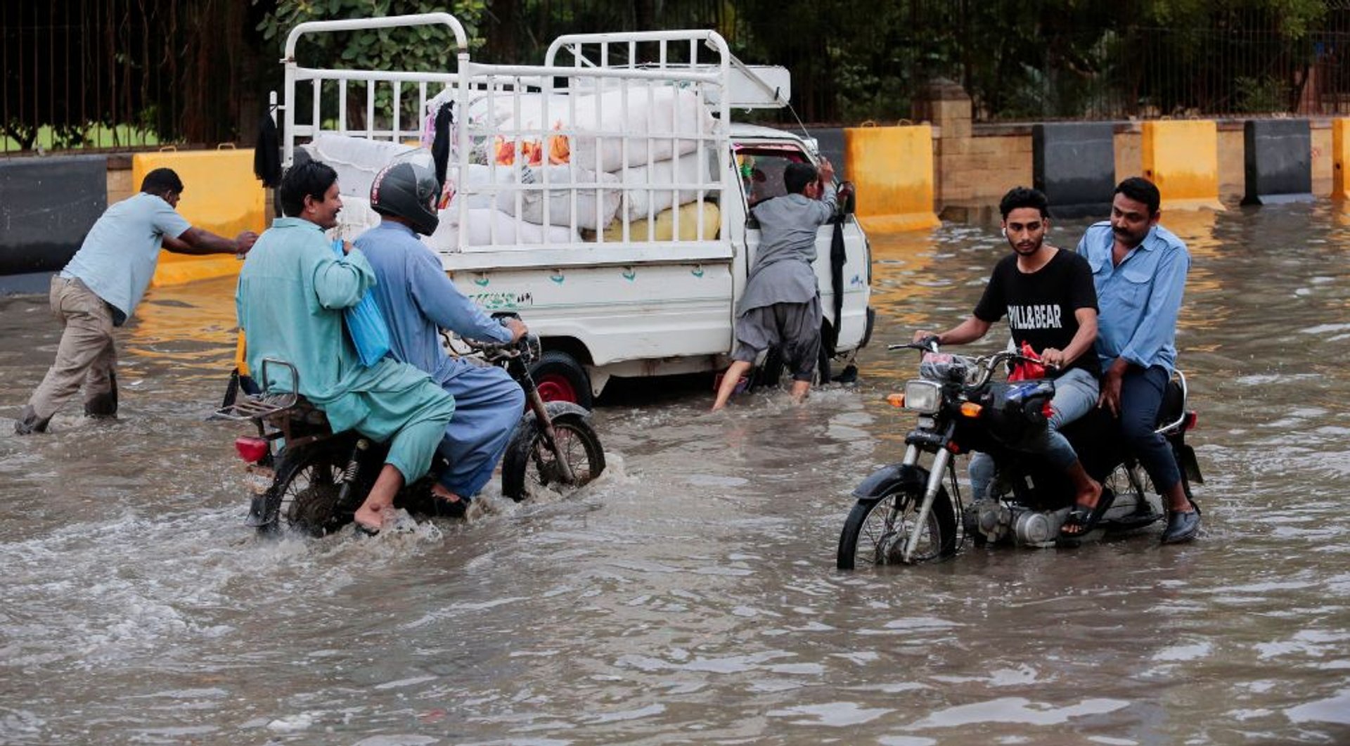 Video thumbnail for Pakistan on flood alert as monsoon rains swell Ravi River