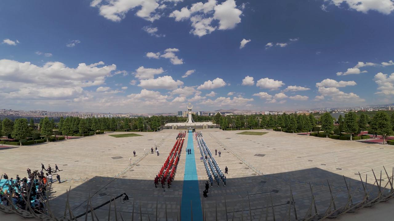 Video thumbnail for Türkiye: Turkish Stars perform flyover as Erdogan welcomes Trump in Ankara (2).