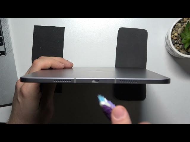 Video thumbnail for How to Clean the USB C Charging Port of iPad Pro 11'' 2022 Using a Household Items