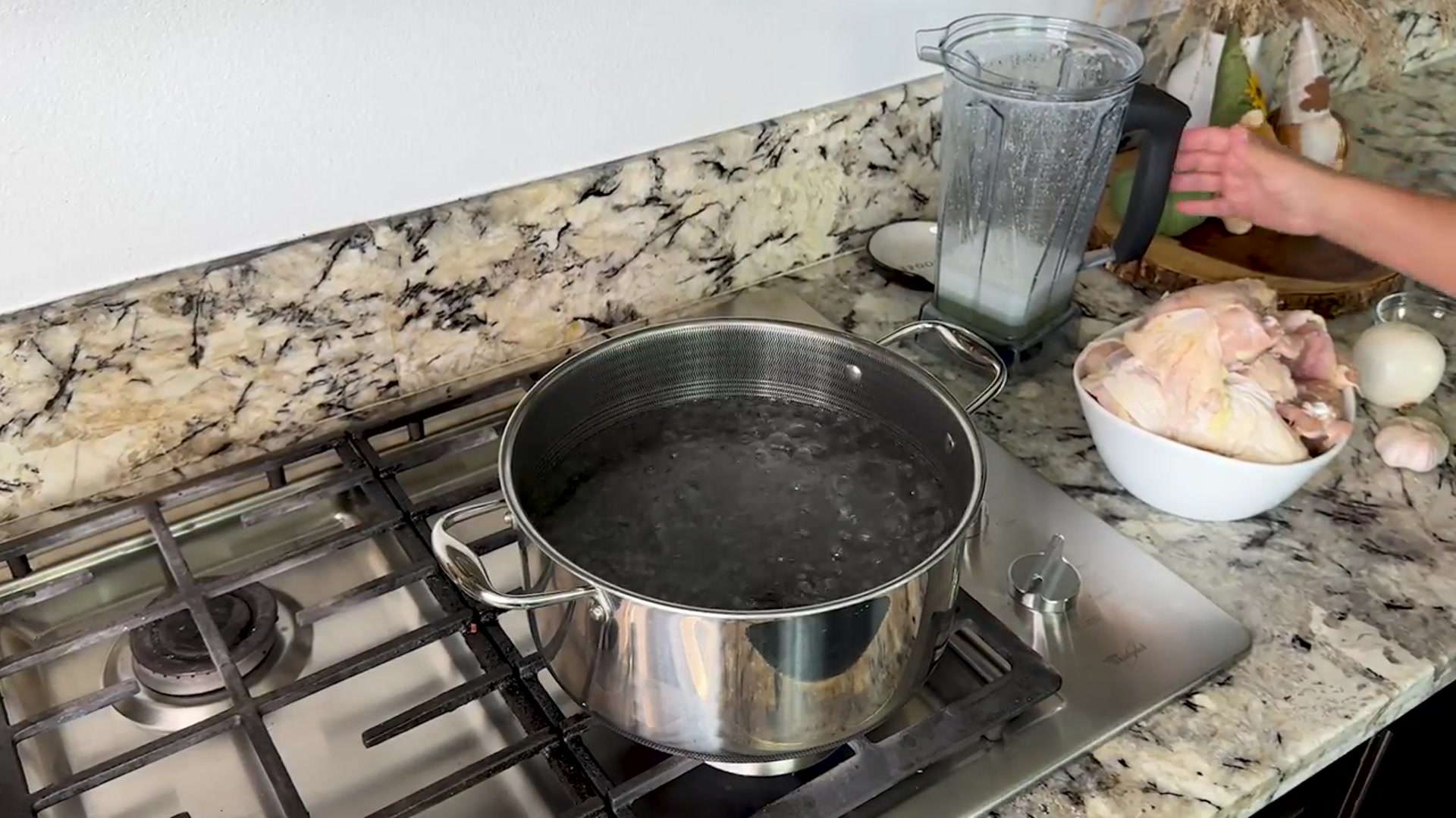 Video thumbnail for How to make Green Chile Verde Chicken Tamales Easy Recipe They_re so moist_(720P_60FPS)