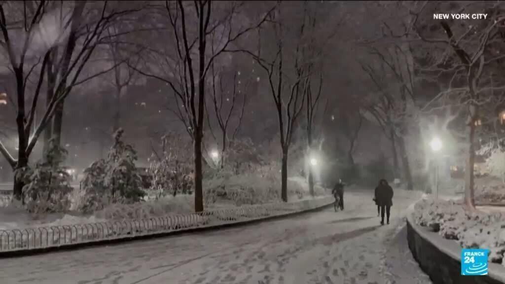 Video thumbnail for New York orders citywide travel ban as major blizzard hits eastern US