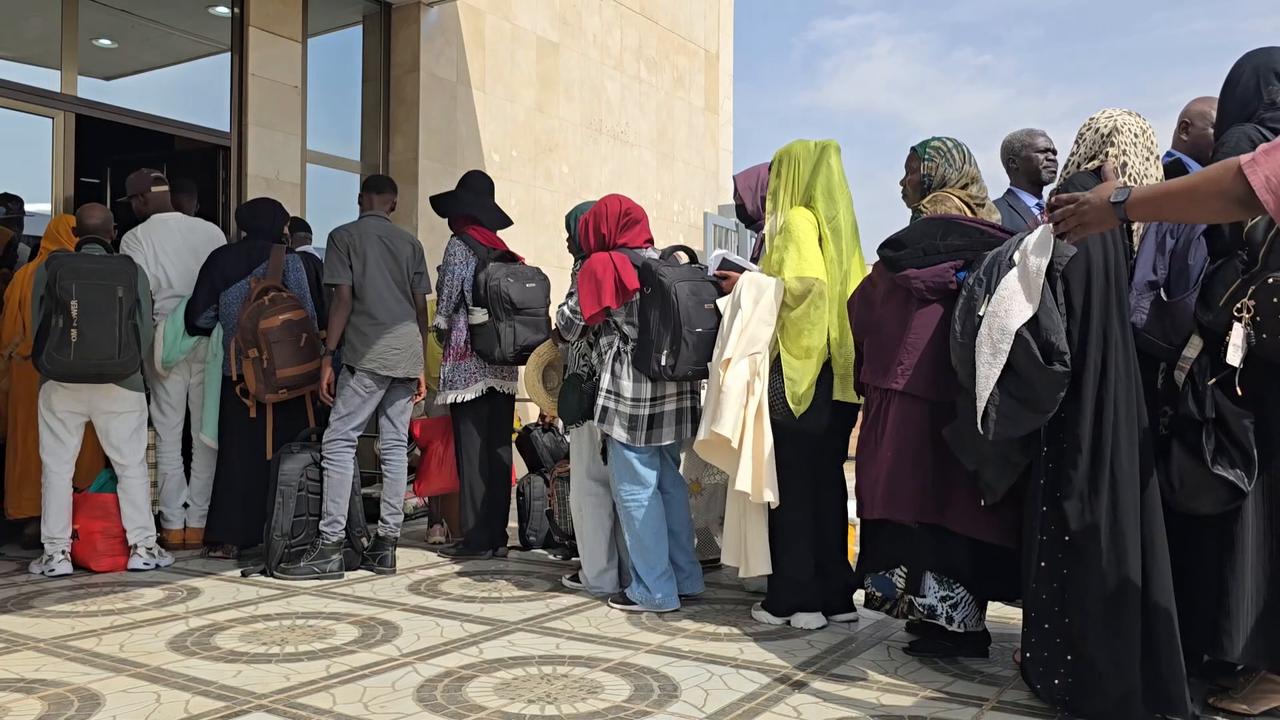 Video thumbnail for Sudan: Over 100 Sudanese return home from Uganda under voluntary program.