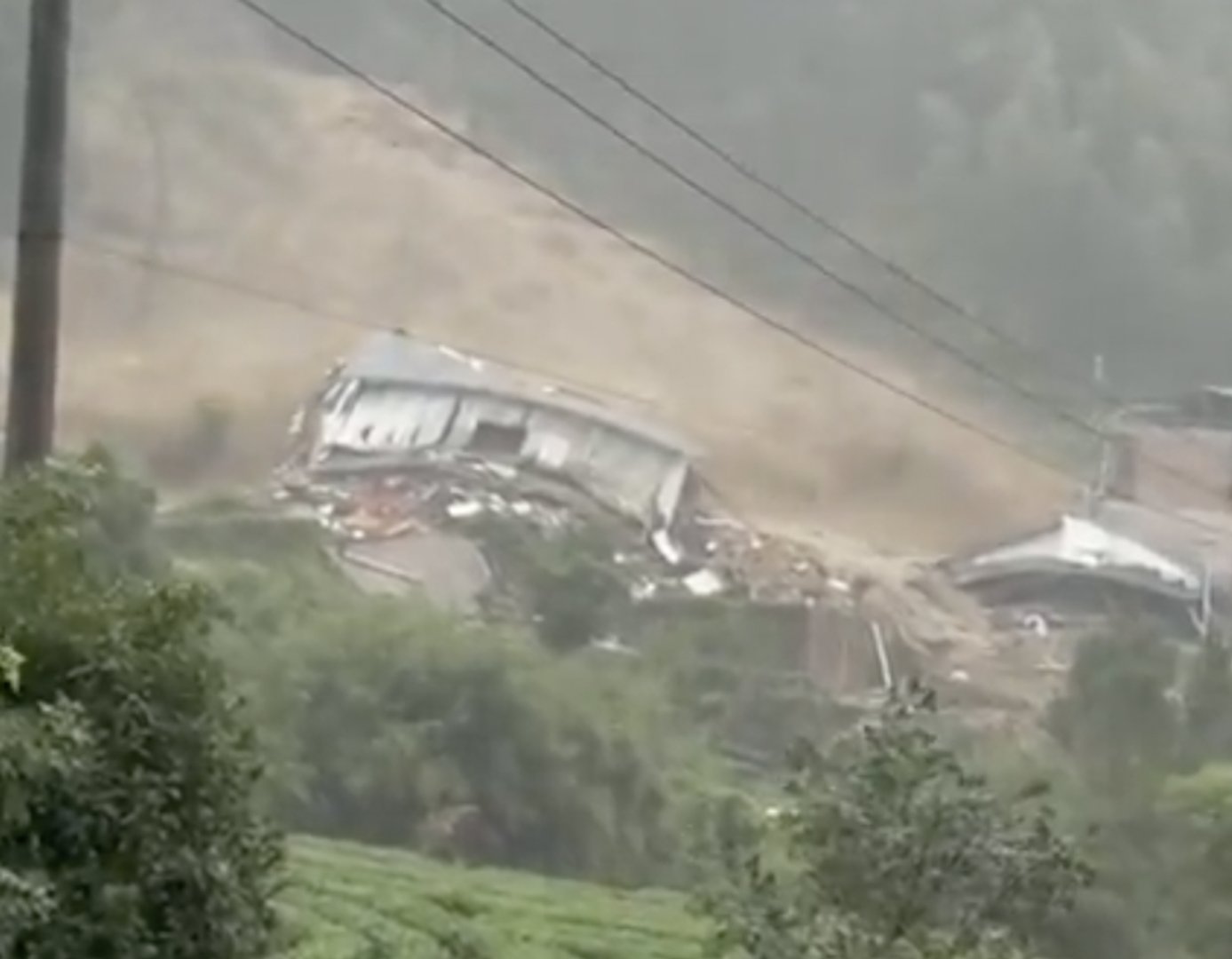 Video thumbnail for Mudslide in eastern China kills one, leaves 11 missing