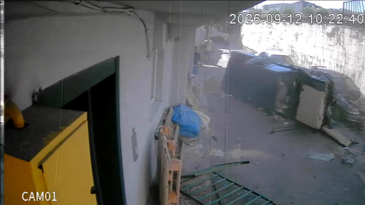 Video thumbnail for Türkiye: MOMENT - Pickup truck crashes over retaining wall onto cars in northern Türkiye.