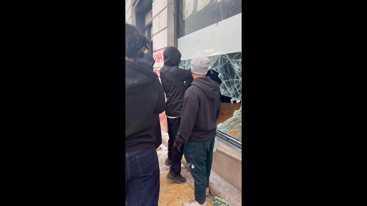 Video thumbnail for France: Lyon Protests Over Rising Prices 25.