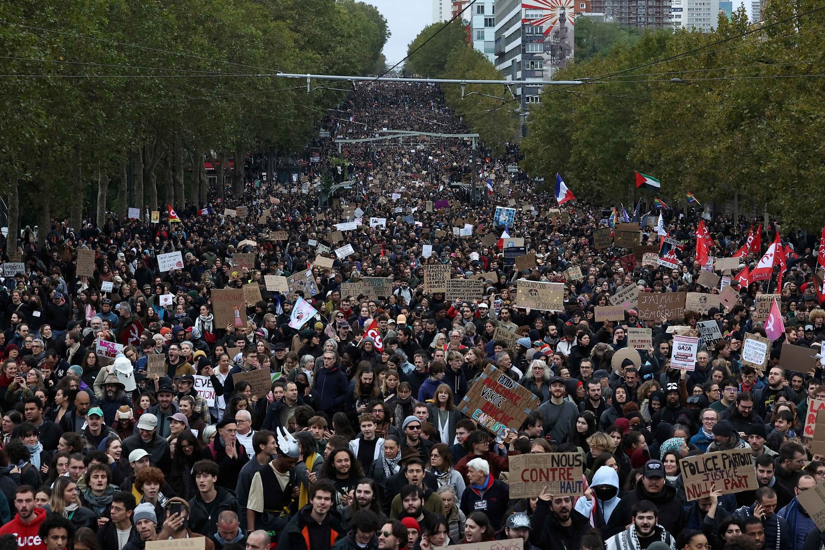 Video thumbnail for Thousands join Paris protests as authorities clamp down on disorder