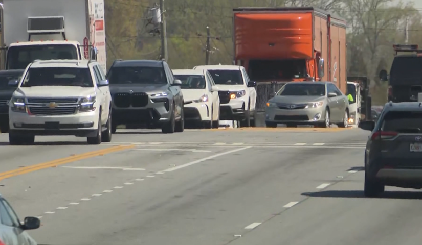 Video thumbnail for Memorial Day travel begins as gas prices remain near record highs