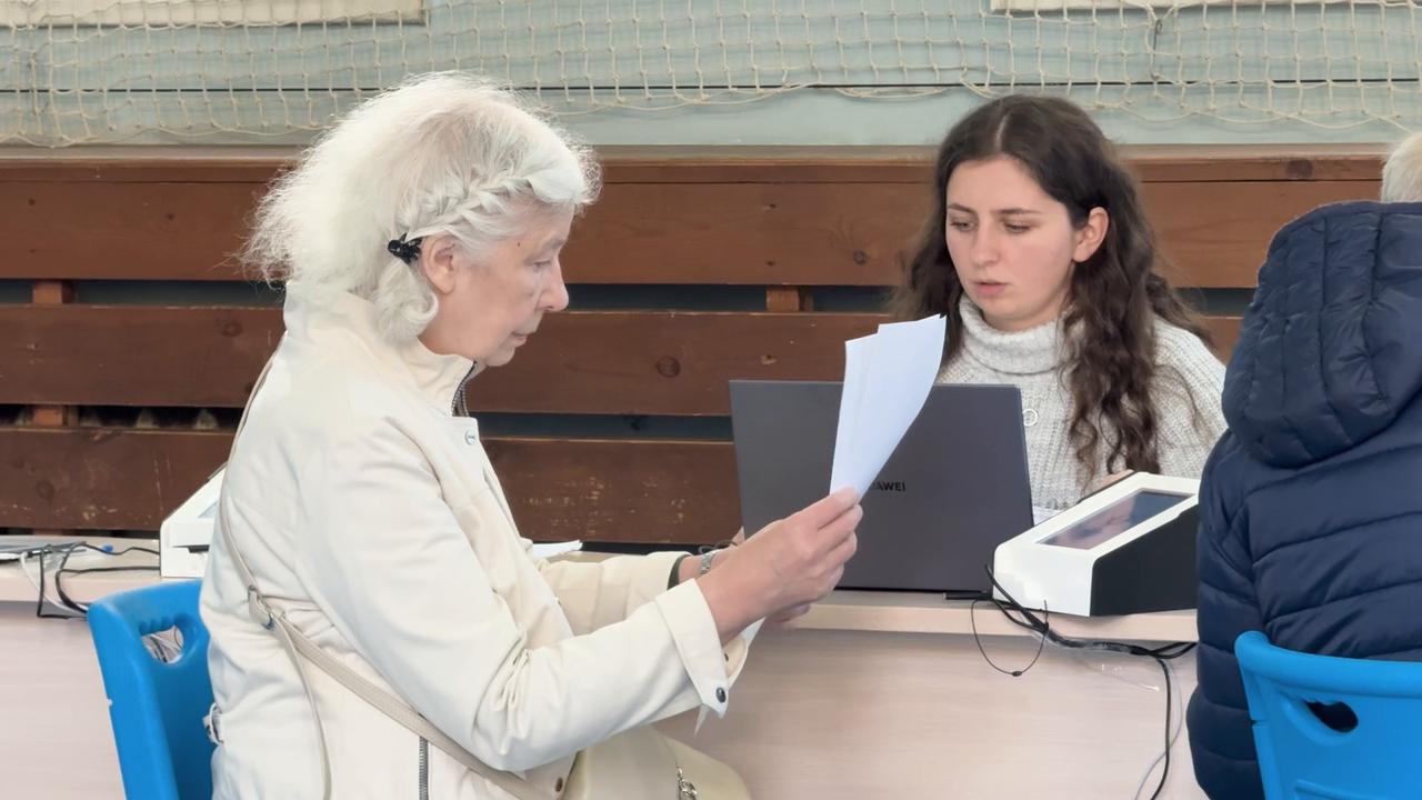 Video thumbnail for Russia: Moscow residents cast ballots on second day of three-day parliamentary elections.
