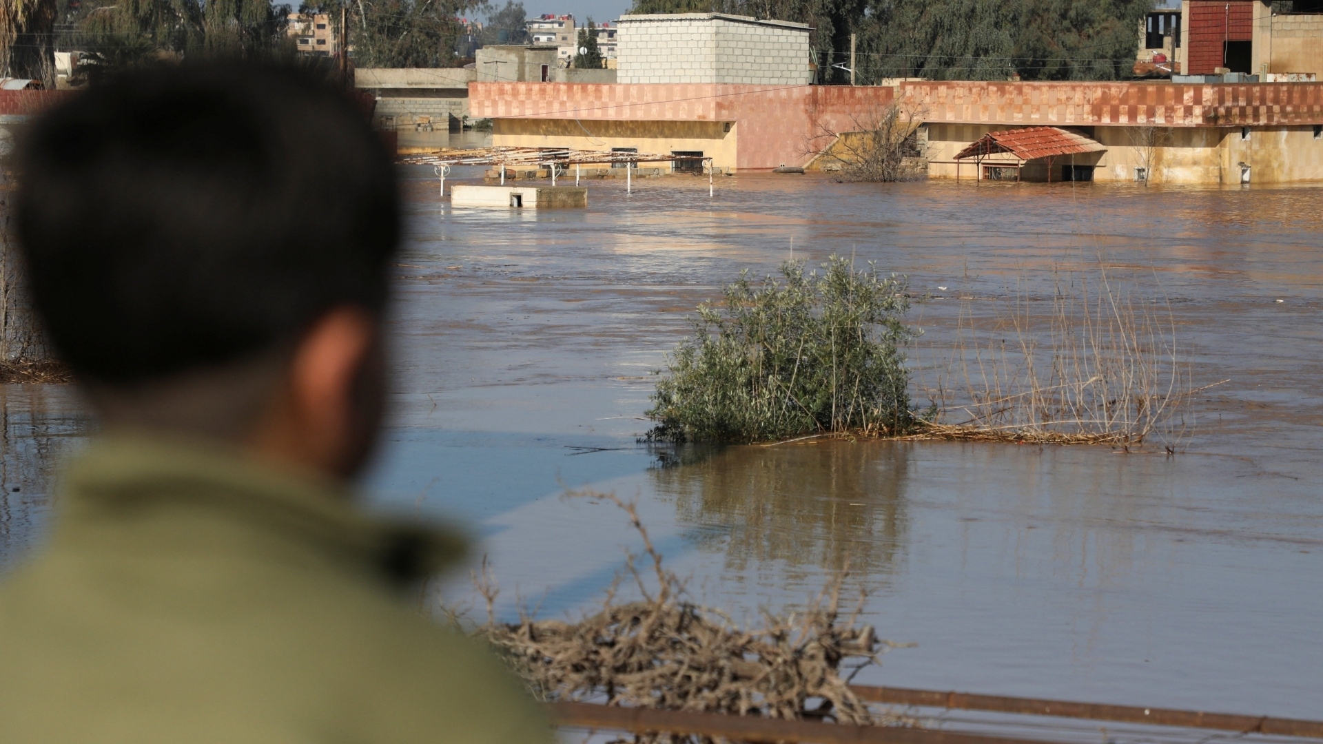 Video thumbnail for Floods in Syria: Euphrates River bursts banks, forcing farmers to flee