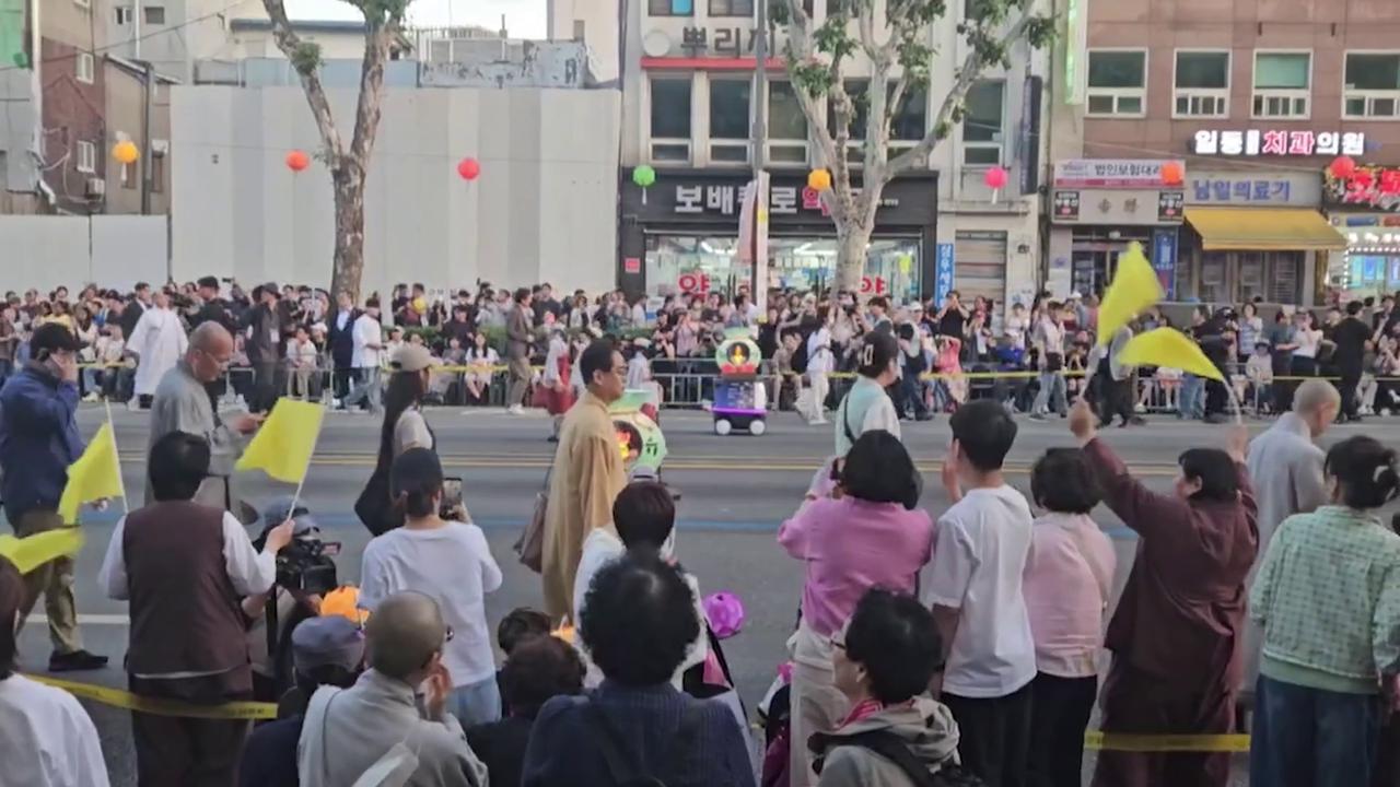 Video thumbnail for South Korea: Lotus lantern festival in Seoul, South Korea.