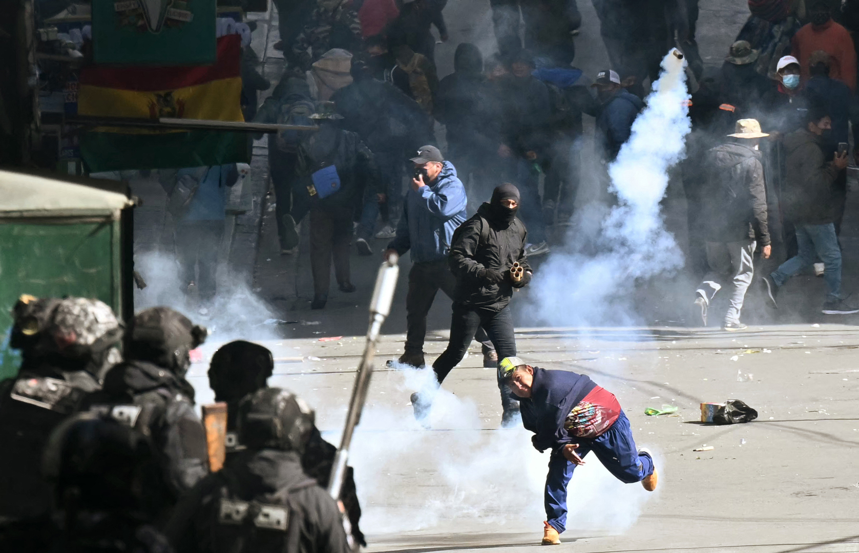 Video thumbnail for Tensions rise in Bolivia as protesters march toward presidential palace