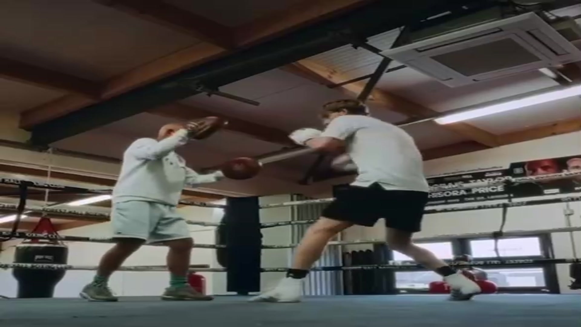 Video thumbnail for Anthony Gordon hits the pads with boxing trainer