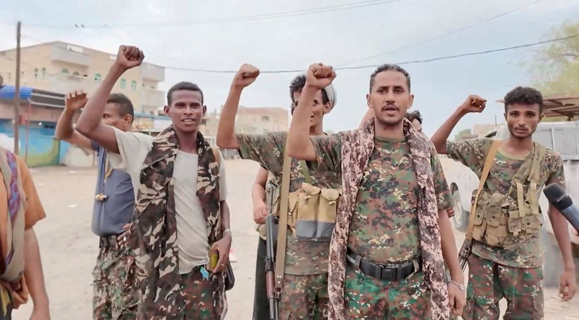Video thumbnail for Fighting intensifies in Yemen's Taiz as civilians flee and aid access shrinks
