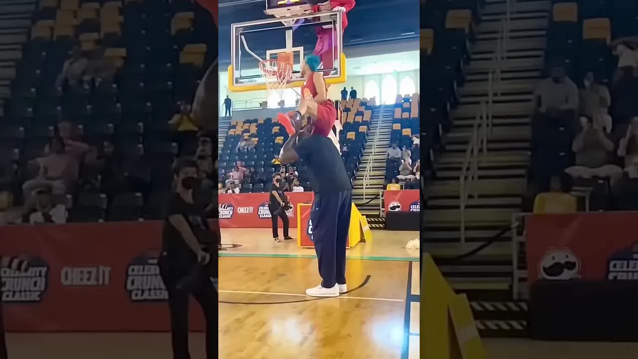 Video thumbnail for Dunk King Jumps Over Shaq at Kellogg's Classic