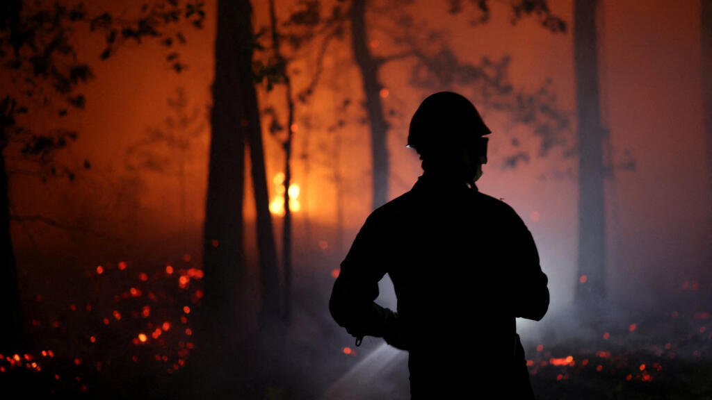 Video thumbnail for French police investigate suspected pyromaniacs thought to have started Fontainebleau fire
