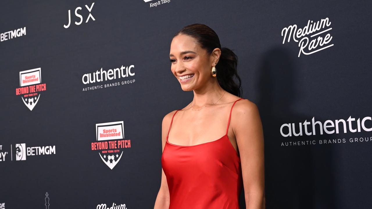 Video thumbnail for NY: Sports Illustrated Beyond the Pitch New York - Arrivals 21.