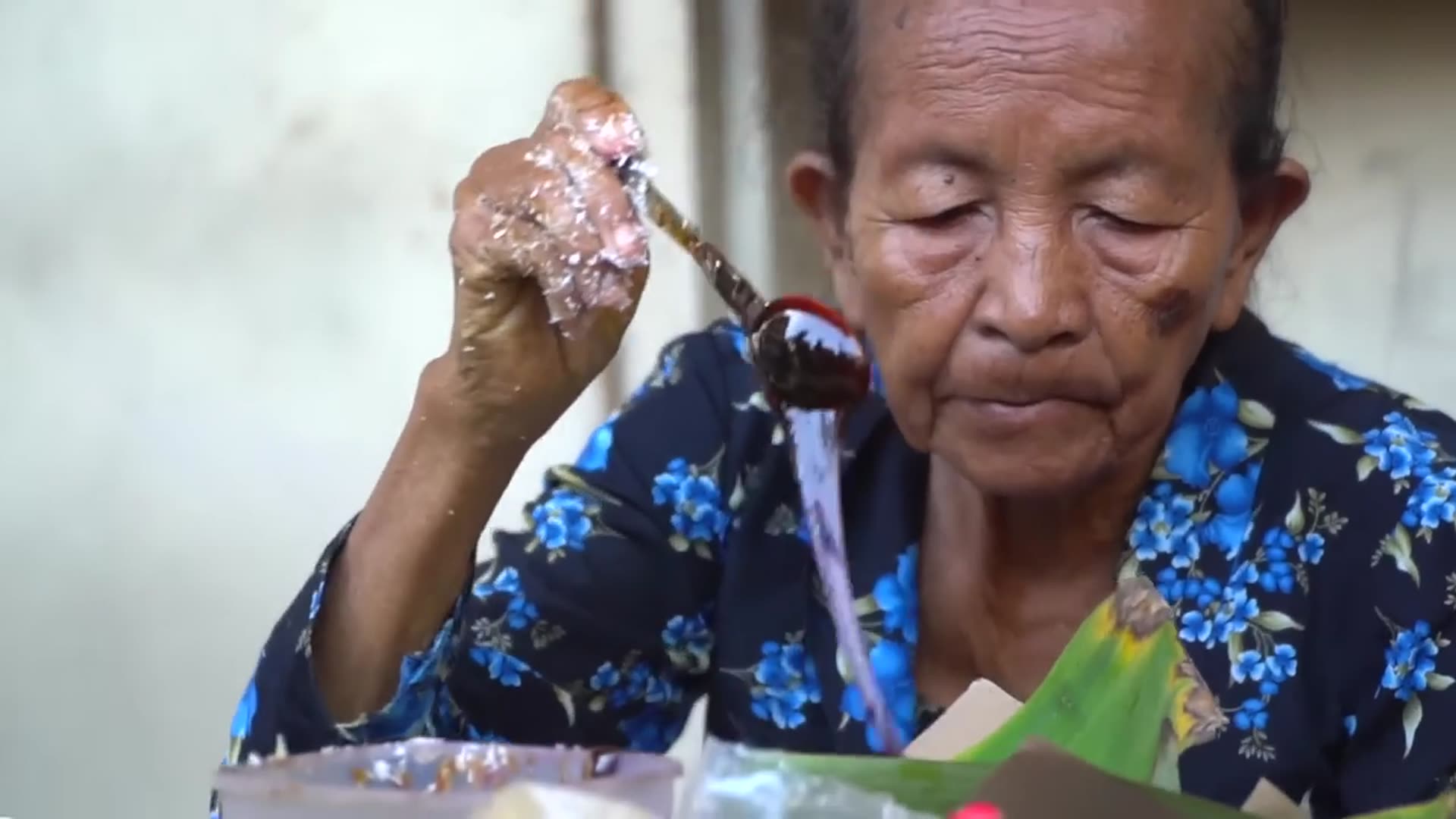 'Video thumbnail for Indonesia Street Food - YOGYAKARTA'S BEST STREET FOOD GUIDE! CRAZY Halal Food tour in Jogja!!'