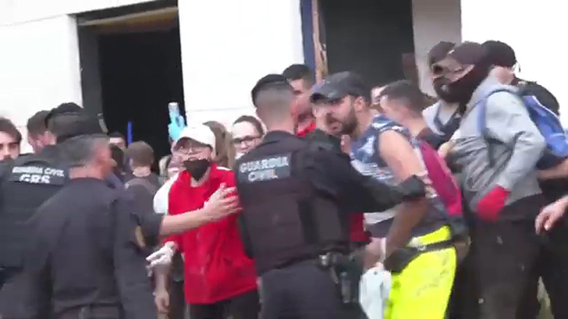 Video thumbnail for Queen Letizia and King Felipe pelted with mud over deadly Spain floods