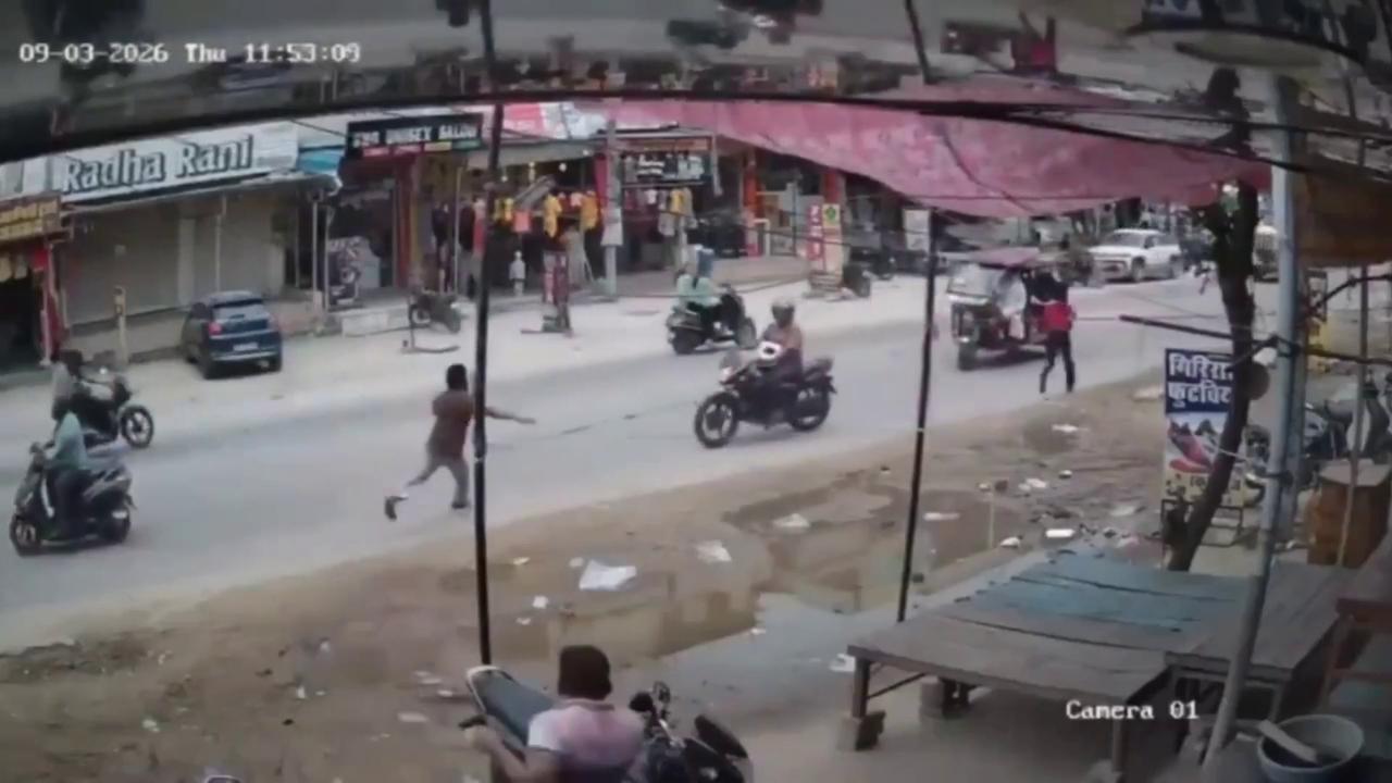 Video thumbnail for India: Woman poses as customer to buy ring, flees jewellery shop with $21,166 box before shopkeeper gives chase.