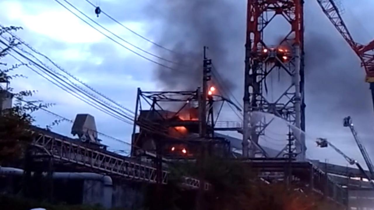 Video thumbnail for Japan: Quake-damaged paper plant in Kumamoto on fire.